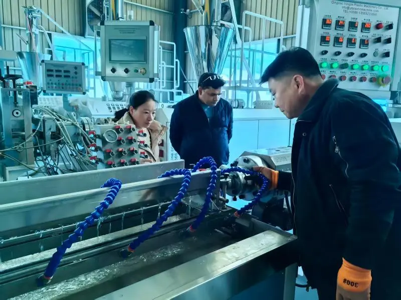 Gummi-Bewässerungsrohrmaschine läuft vor Ort für einen indischen Kunden