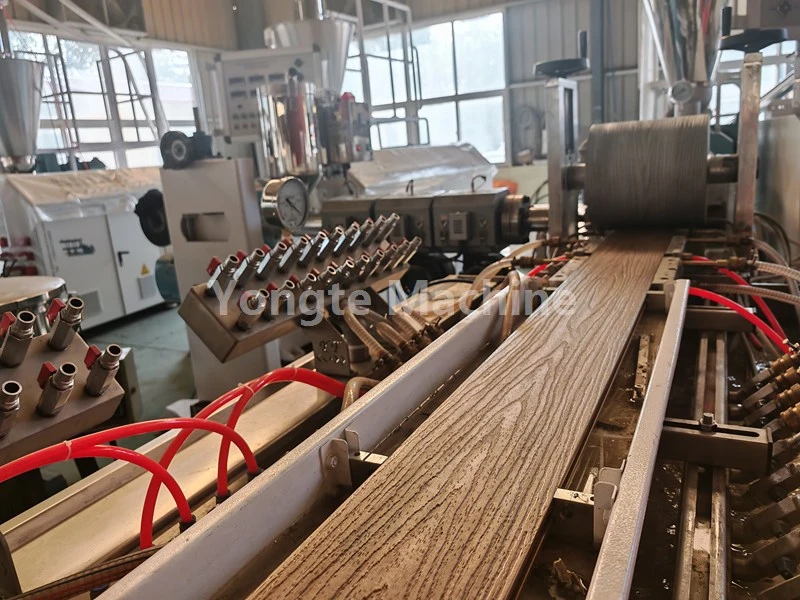 Yongte hat den Kunden bei der Optimierung der WPC-Profilextrusionslinie unterstützt, was zu einer Steigerung der Produktionseffizienz um 40 % führte