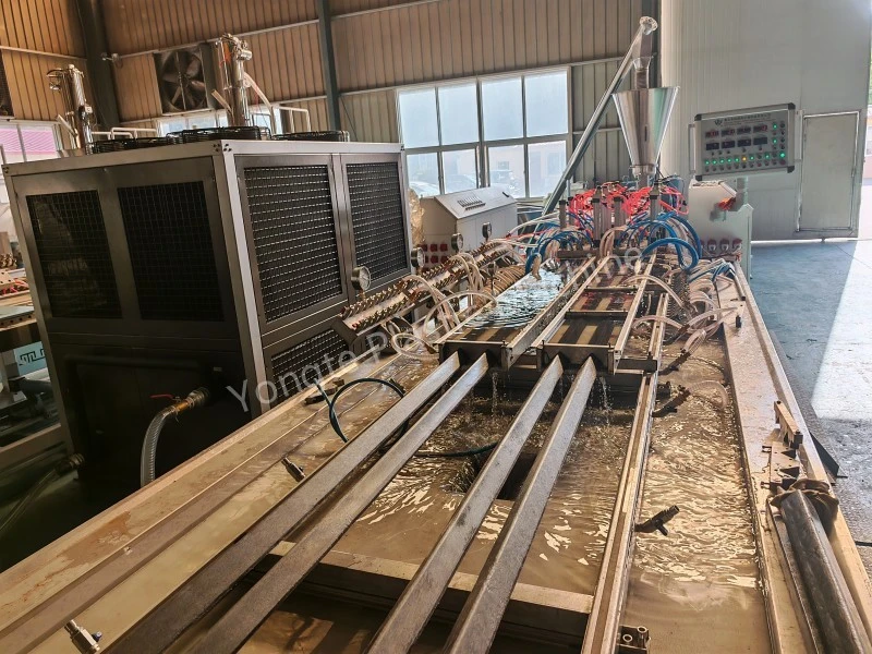 Extrusionsmaschine für recycelte Kunststoffprofile mit 4 Hohlräumen. Erreichen Sie eine hohe Geschwindigkeit von 8 Metern/Minute