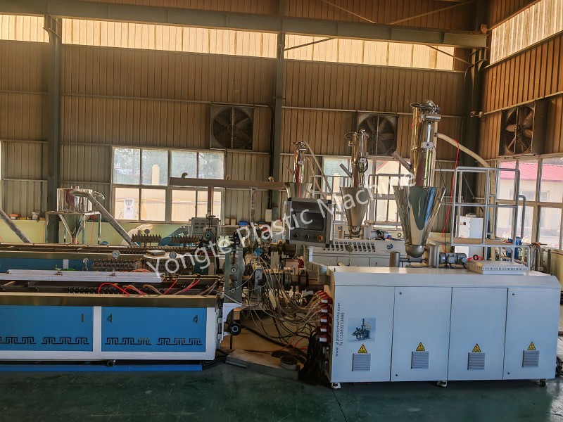 Yongte nimmt erfolgreich neue Co-Extrusionslinie mit Inline-3D-Prägetechnologie für WPC-Terrassendielen in Betrieb