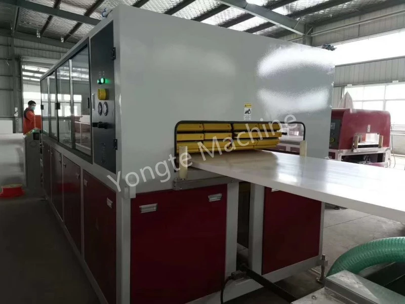 Maschine zur Herstellung von PVC-Türen in Bangladesch