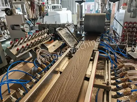 Kanada WPC-Komplettanlage zum Recycling von Glasfaserabfällen zu WPC-Terrassendielen