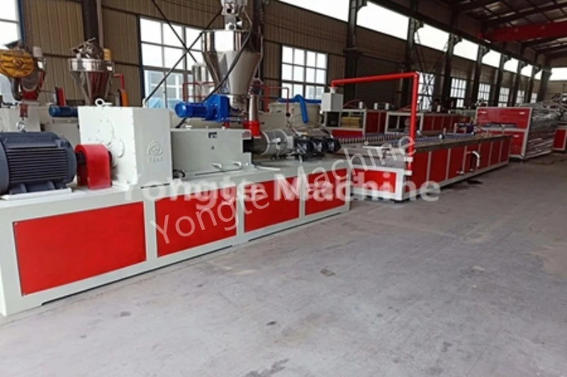 Hocheffiziente WPC-Wandpaneelmaschine in China