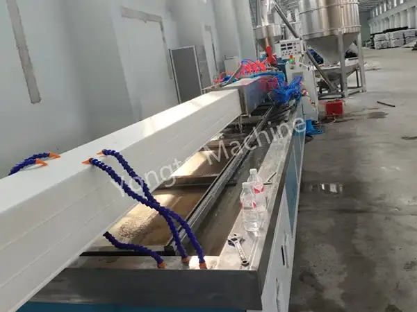 China PVC-Regenrinnenprofil-Herstellungsmaschine
