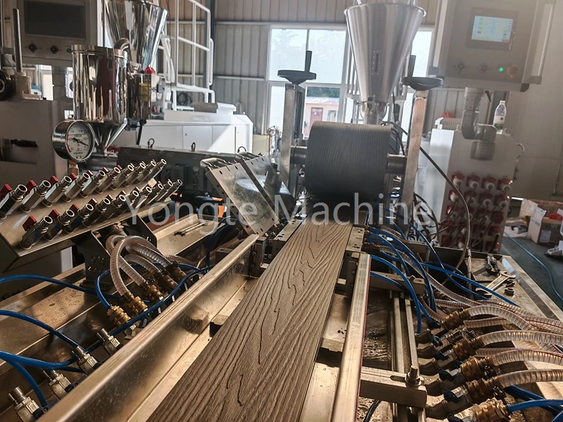 Verwandeln Sie Kunststoffabfälle maschinell in WPC-Profile