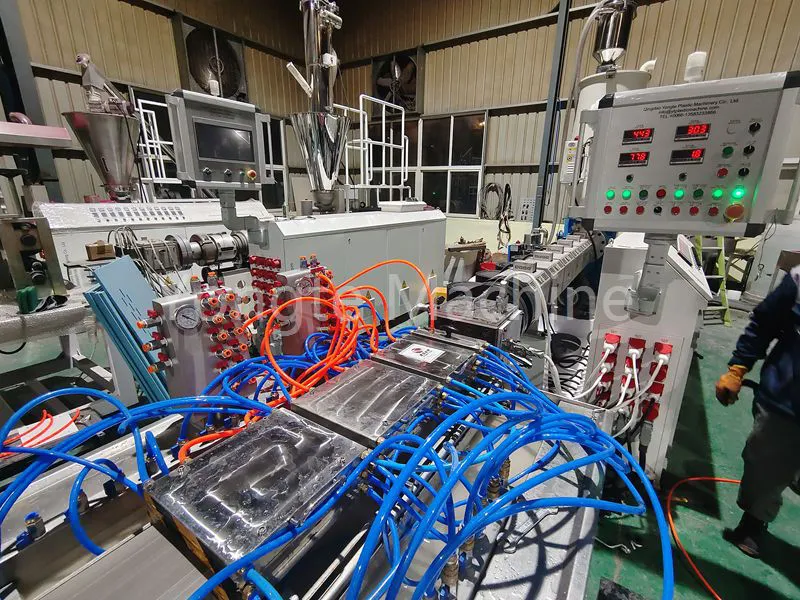 Kunststoff-Schnittholz-Extrusionslinie