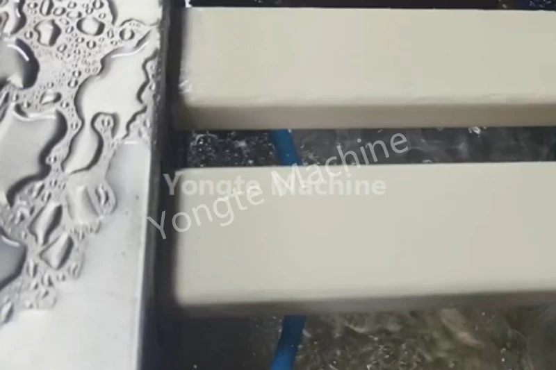 Kunststoff-Schnittholz-Extrusionsmaschine für einen Kunden aus Katar