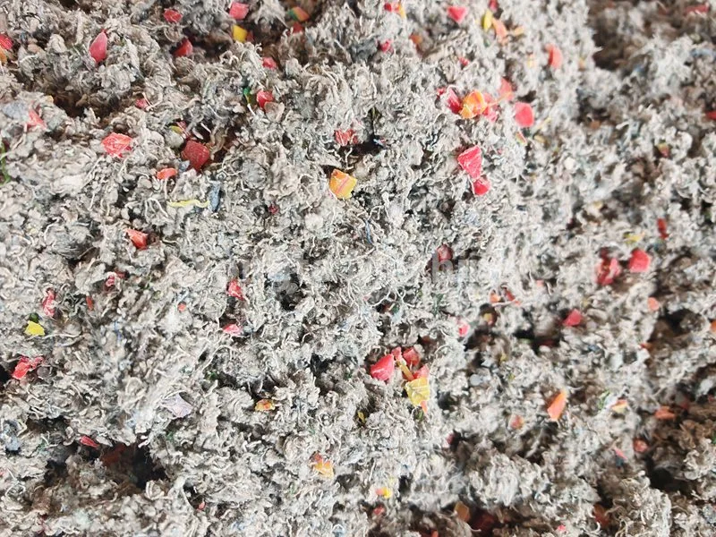 Maschine zum Recycling von Altkleidern und Kunststoffverbundwerkstoffen