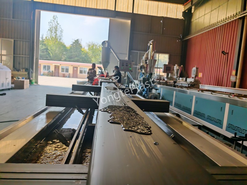 Maschine zur Herstellung von Vollkunststoffholz