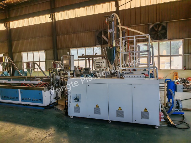 WPC-Extrudermaschine