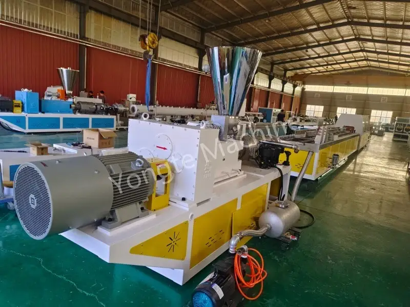 Yongte WPC-Türprofil-Extrusionslinie für indischen Kunden